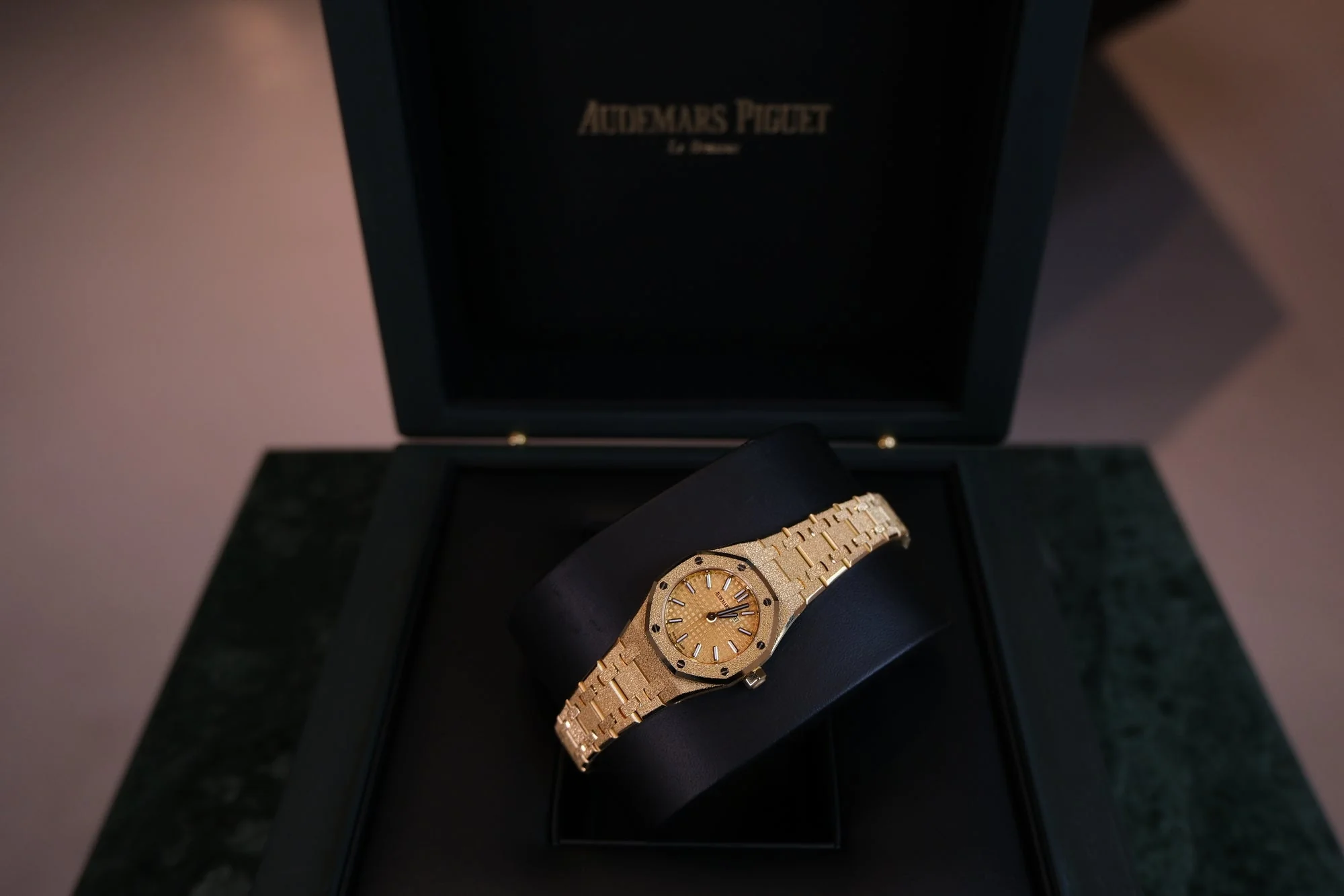 Audemars Piguet Royal Oak, Frosted Yellow Gold - Image 3