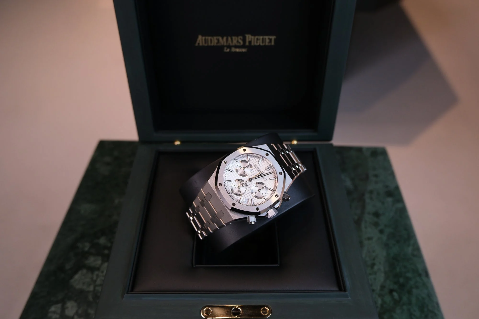 Audemars Piguet Royal Oak Chronograph (Steel white dial) - Image 3